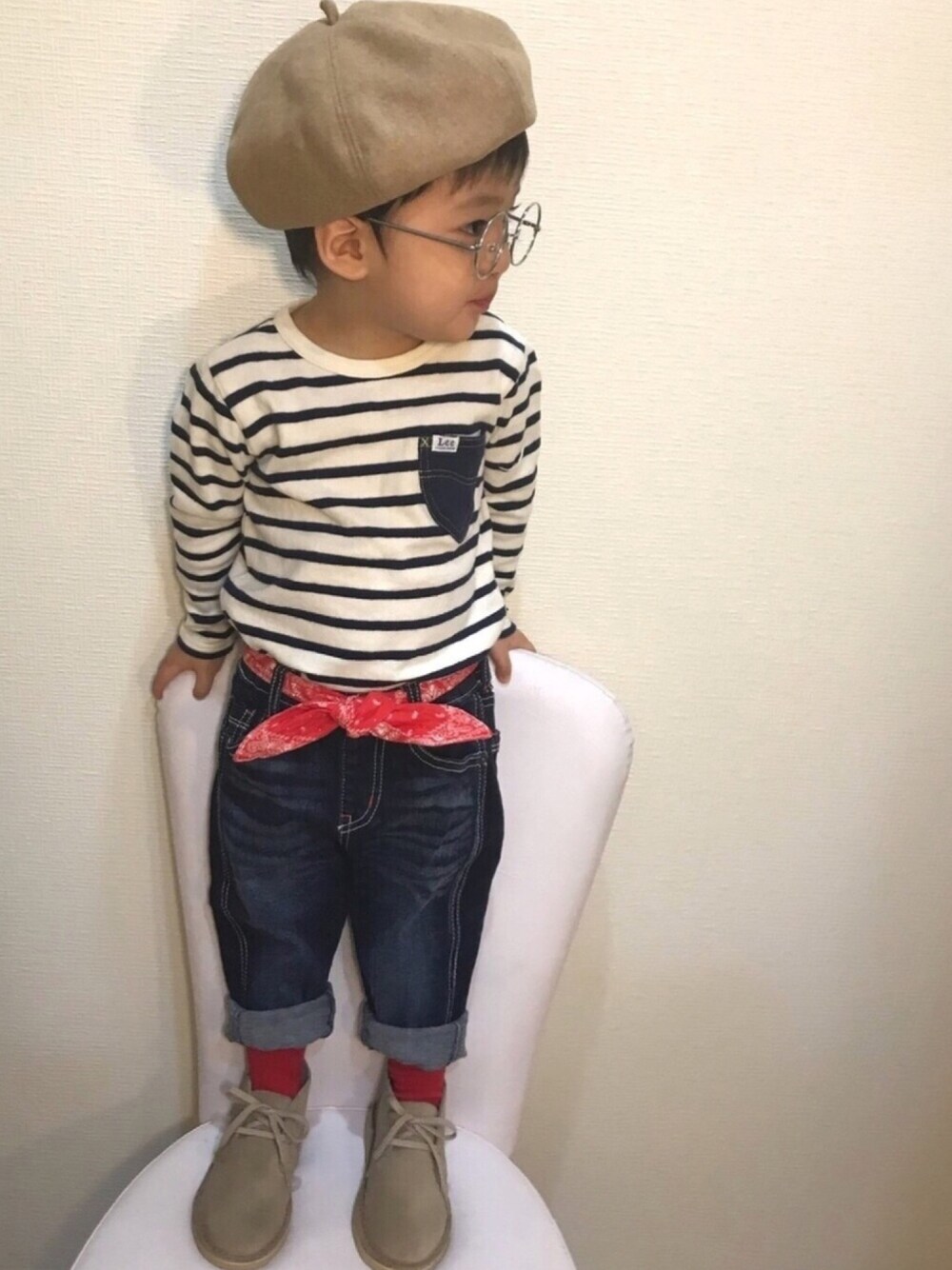 ブルー系のデニムパンツ、ベージュ系のブーツ、ホワイト系のTシャツ/カットソーを着用したキッズの春コーディネートの1枚目の写真
