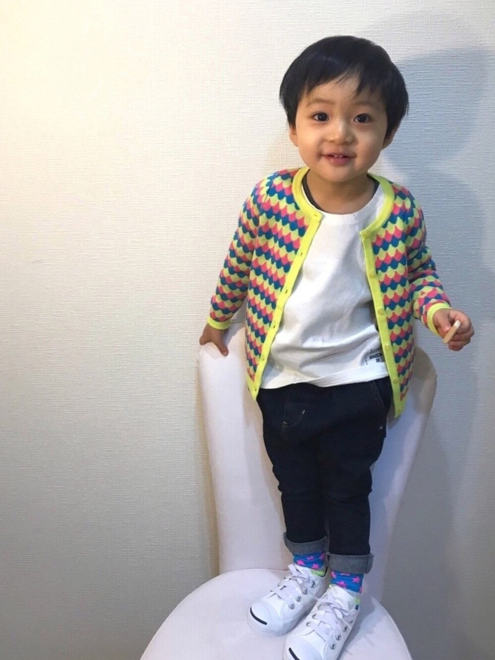 ブルー系のカーディガン/ボレロ、ホワイト系のTシャツ/カットソー、ブルー系のデニムパンツを着用したキッズの春コーディネートの1枚目の写真