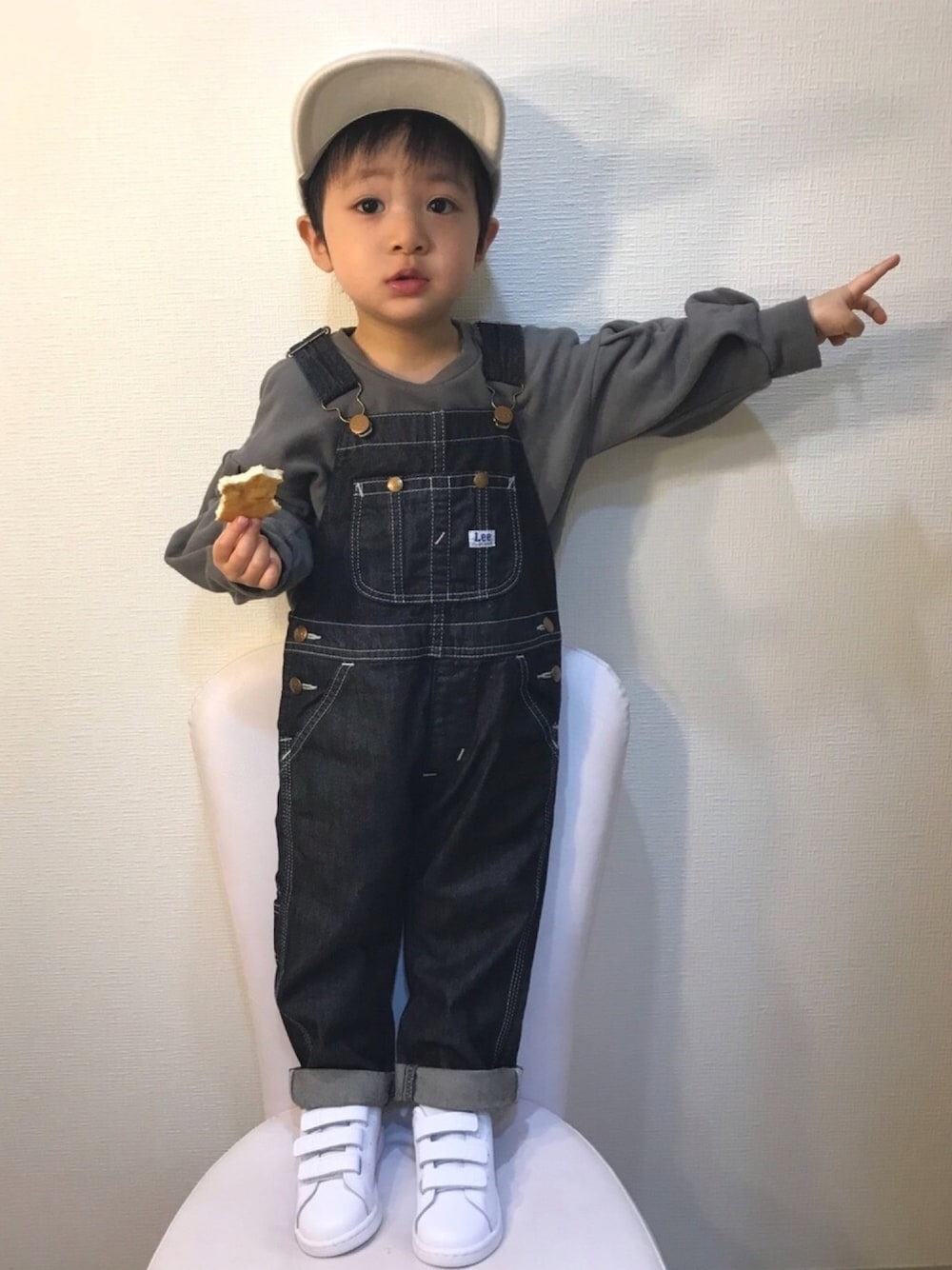 グレー系のTシャツ/カットソー、ブルー系のサロペット/オーバーオール、ホワイト系のスニーカーを着用したキッズの春コーディネートの1枚目の写真