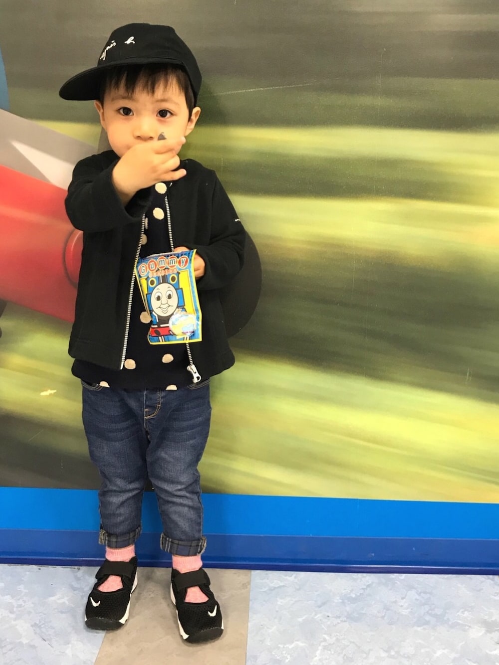 ブラック系のノーカラージャケット、ブルー系のTシャツ/カットソー、ブルー系のデニムパンツを着用したキッズの春コーディネートの1枚目の写真