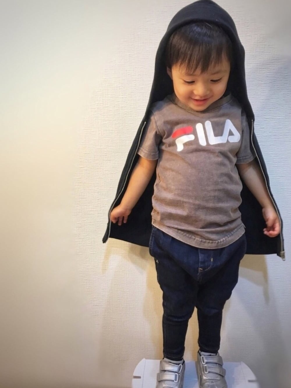 ブラック系のパーカー、グレー系のTシャツ/カットソー、ブルー系のデニムパンツを着用したキッズの夏コーディネートの1枚目の写真