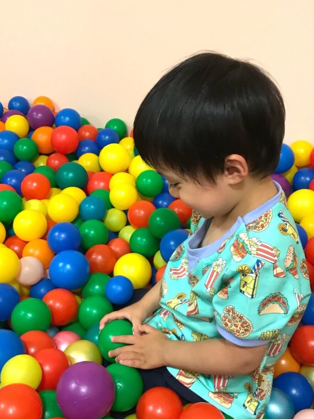 グリーン系のTシャツ/カットソー、ブルー系のパンツ、その他のその他を着用したキッズの夏コーディネートの1枚目の写真