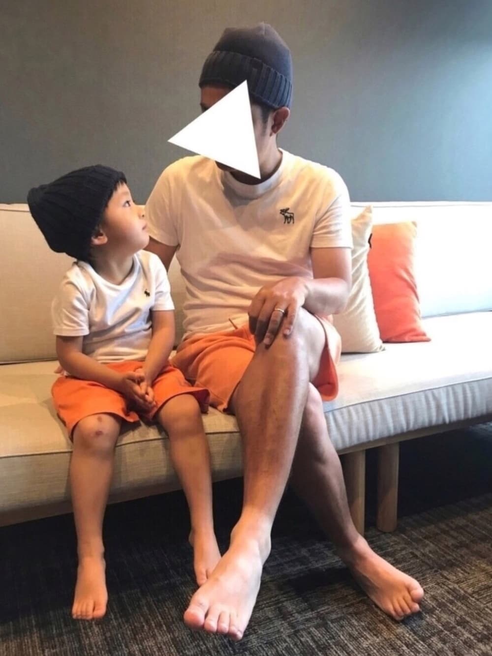 ホワイト系のTシャツ/カットソー、オレンジ系のその他パンツ、ホワイト系のスニーカーを着用したキッズの夏コーディネートの1枚目の写真