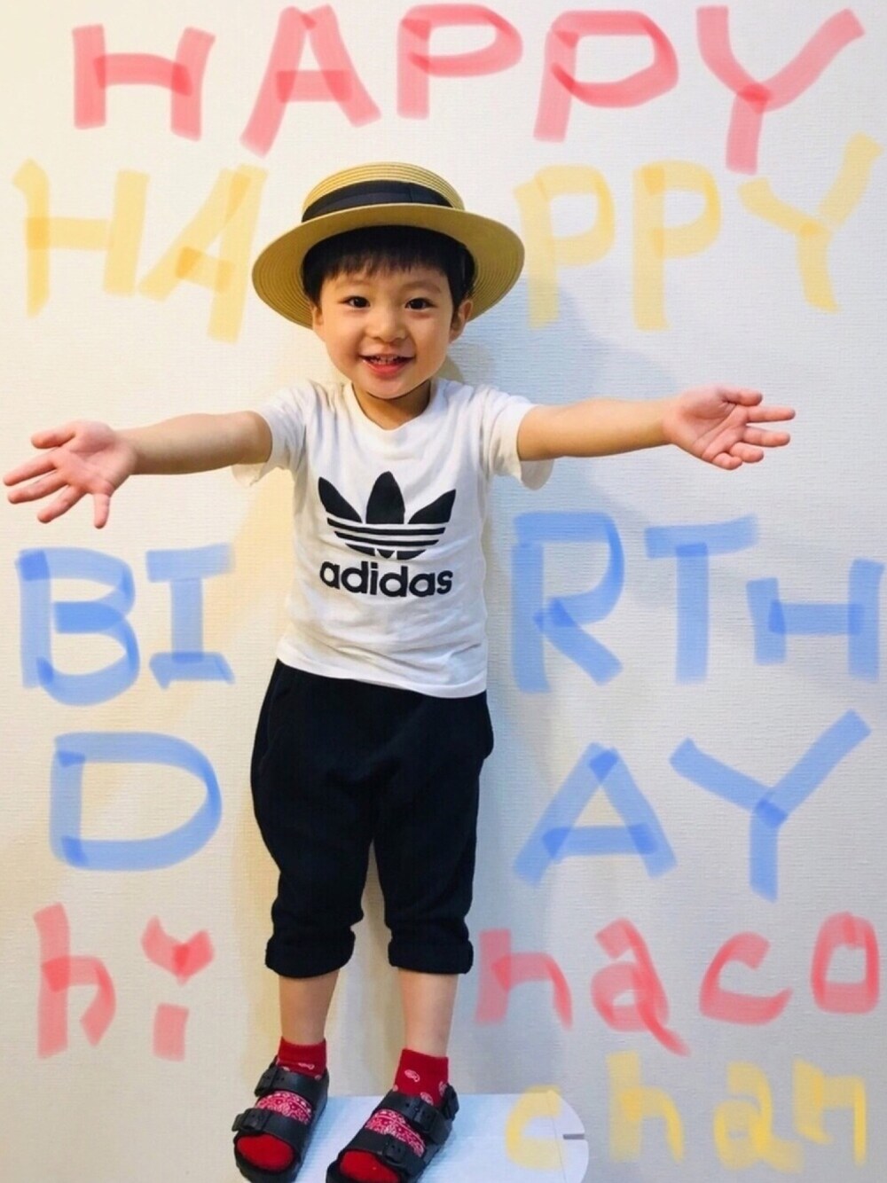 ホワイト系のTシャツ/カットソー、ブラック系のその他パンツ、ブラック系のサンダルを着用したキッズの夏コーディネートの1枚目の写真