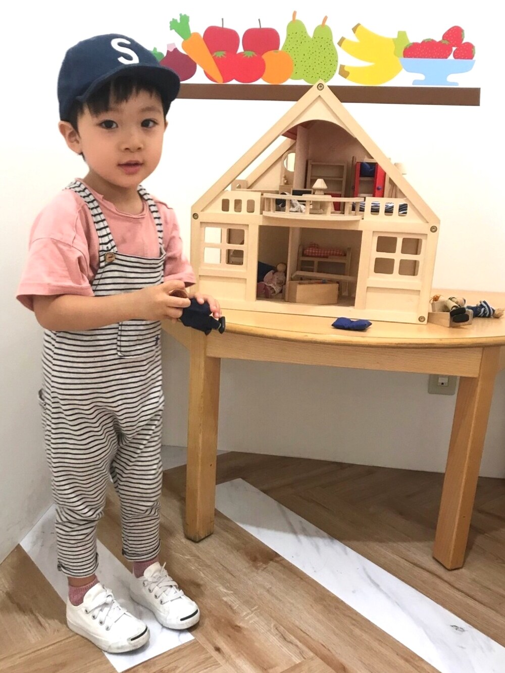 ピンク系のTシャツ/カットソー、ホワイト系のサロペット/オーバーオール、ホワイト系のスニーカーを着用したキッズの秋コーディネートの1枚目の写真