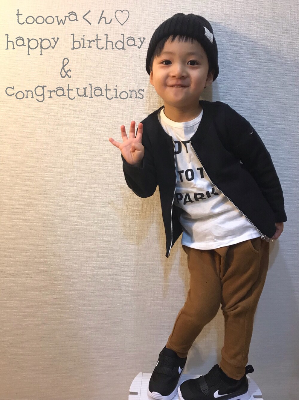 ホワイト系のTシャツ/カットソー、ブラック系のノーカラージャケット、ブラウン系のスウェットパンツを着用したキッズの秋コーディネートの1枚目の写真