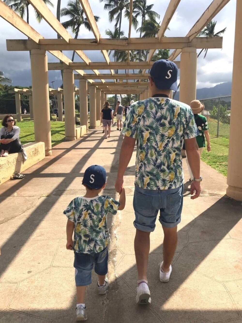 グリーン系のTシャツ/カットソー、ブルー系のデニムパンツ、ブルー系のキャップを着用したキッズの冬コーディネートの1枚目の写真