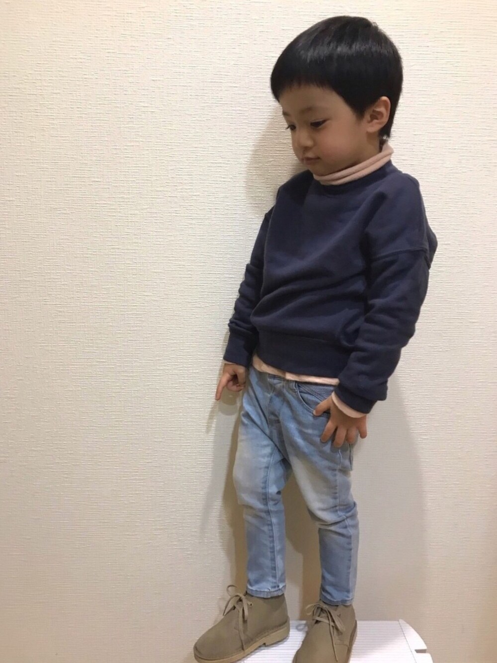 ブルー系のスウェット、ピンク系のTシャツ/カットソー、ブルー系のデニムパンツを着用したキッズの冬コーディネートの1枚目の写真