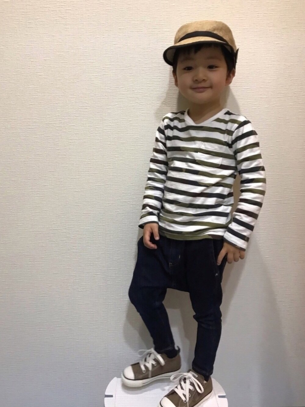 グリーン系のTシャツ/カットソー、ブルー系のデニムパンツ、ブラウン系のスニーカーを着用したキッズの春コーディネートの1枚目の写真