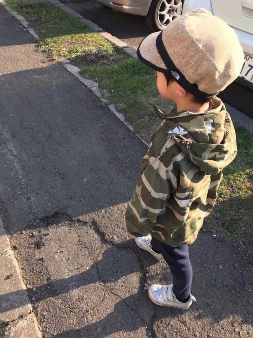 グリーン系のマウンテンパーカー、ブルー系のその他パンツ、シルバー系のスニーカーを着用したキッズの春コーディネートの1枚目の写真