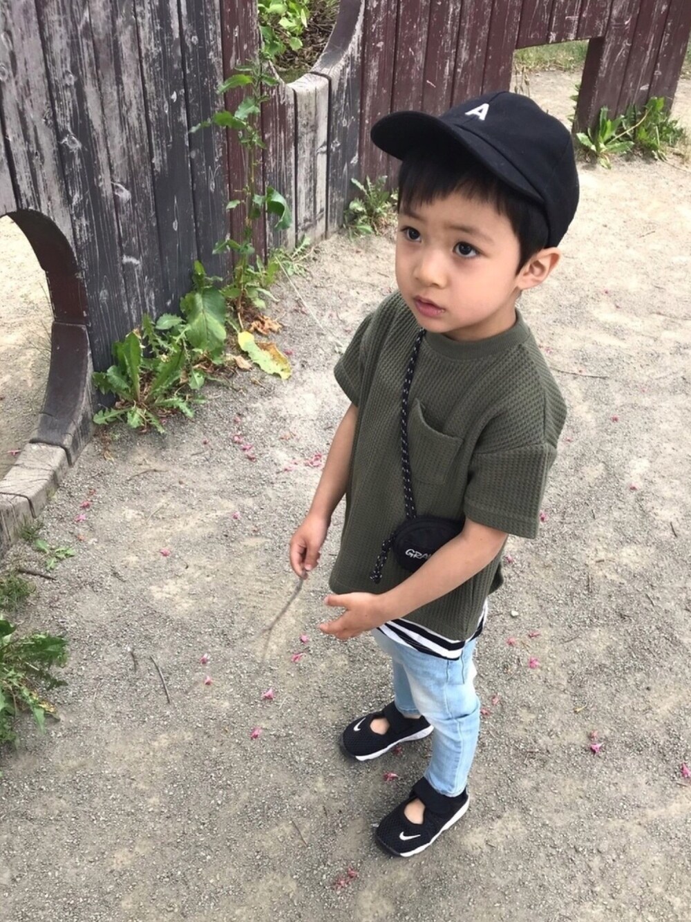 グリーン系のTシャツ/カットソー、ブラック系のタンクトップ、ブルー系のデニムパンツを着用したキッズの夏コーディネートの1枚目の写真