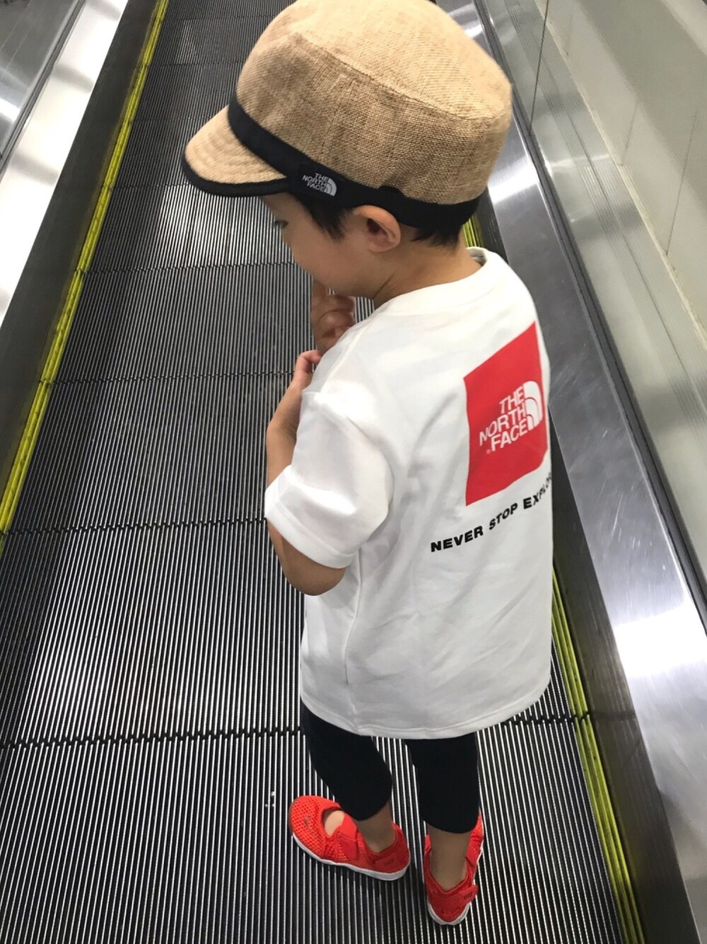 ホワイト系のTシャツ/カットソー、ブラック系のその他パンツ、レッド系のスニーカーを着用したキッズの夏コーディネートの1枚目の写真