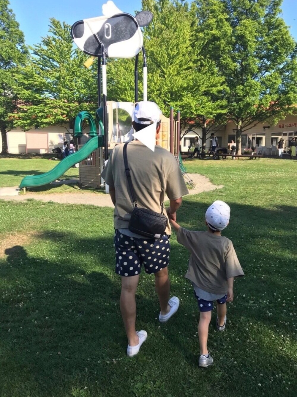 ベージュ系のTシャツ/カットソー、ブルー系のその他パンツ、シルバー系のスニーカーを着用したキッズの夏コーディネートの1枚目の写真