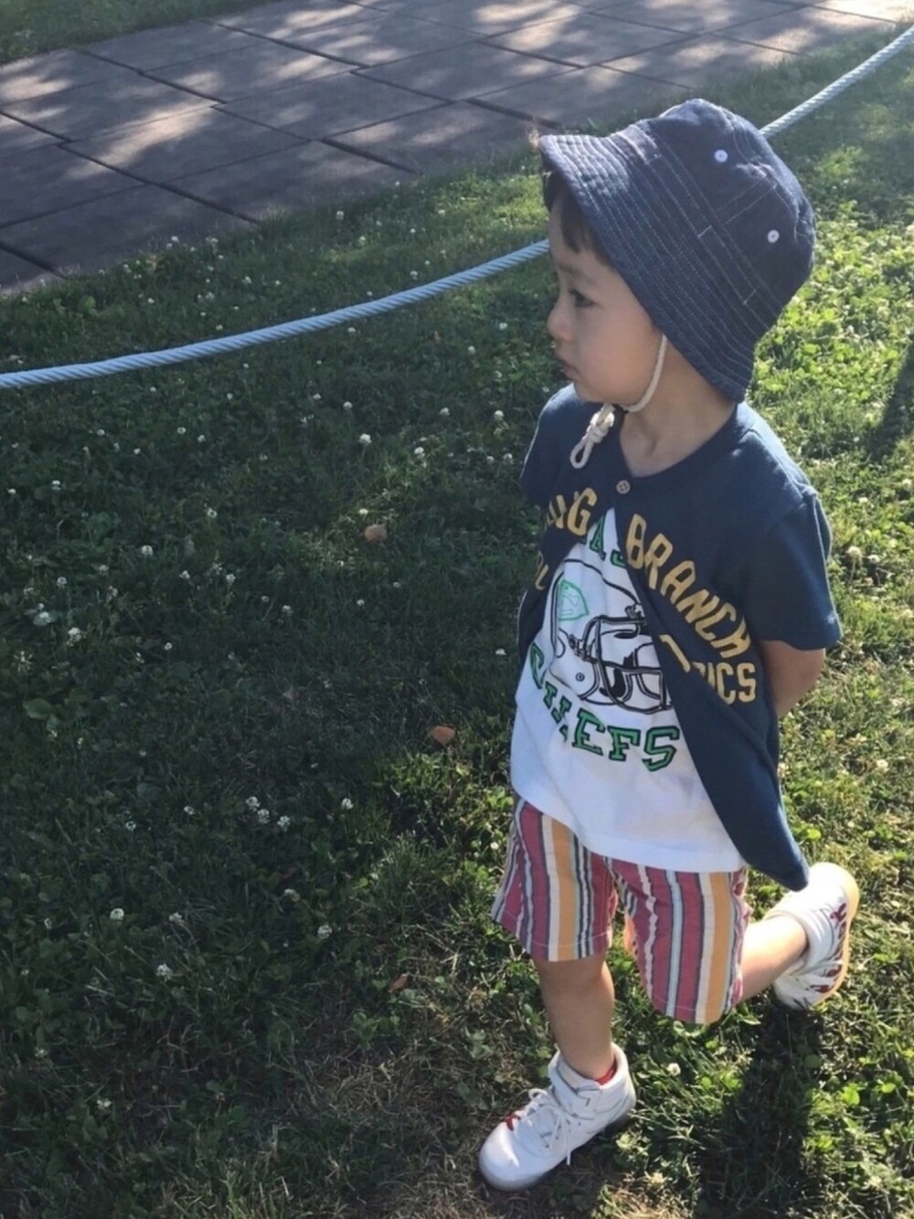 その他のTシャツ/カットソー、レッド系のその他パンツ、レッド系のスニーカーを着用したキッズの夏コーディネートの1枚目の写真