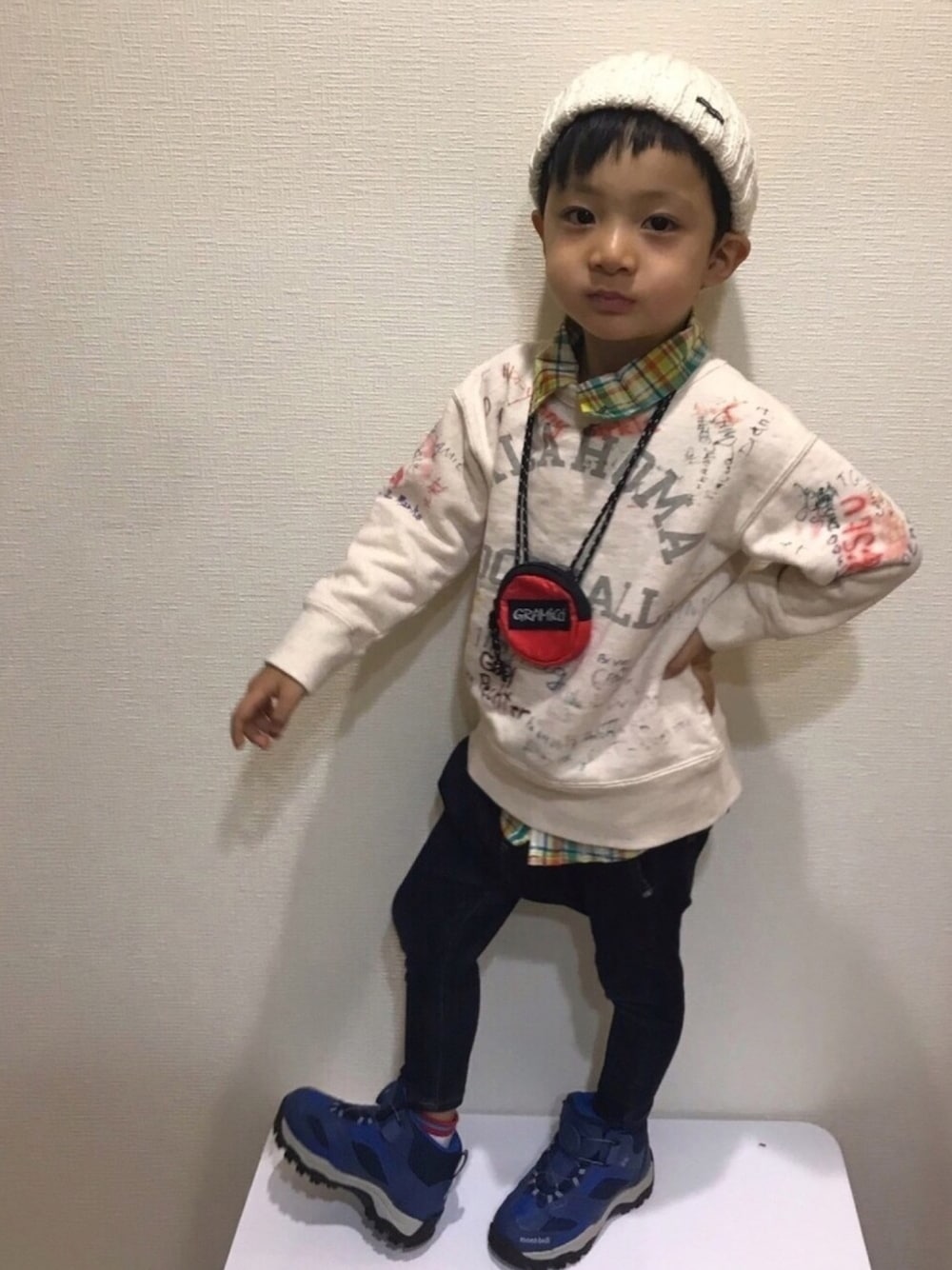 ホワイト系のスウェット、グリーン系のシャツ/ブラウス、ブルー系のデニムパンツを着用したキッズの秋コーディネートの1枚目の写真