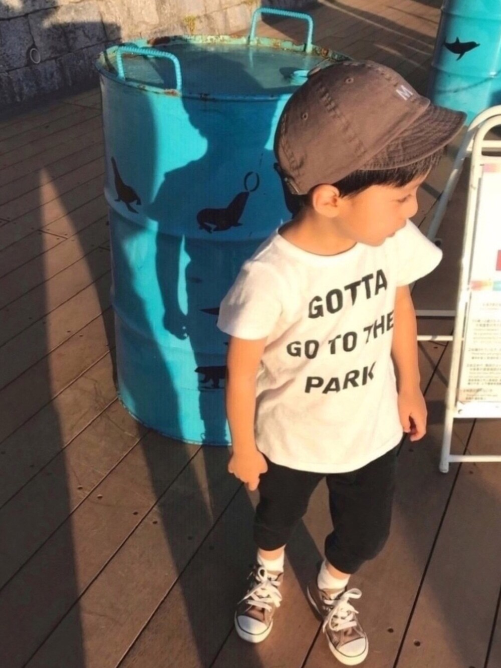 ホワイト系のTシャツ/カットソー、ブラック系のその他パンツ、ブラウン系のスニーカーを着用したキッズの秋コーディネートの1枚目の写真