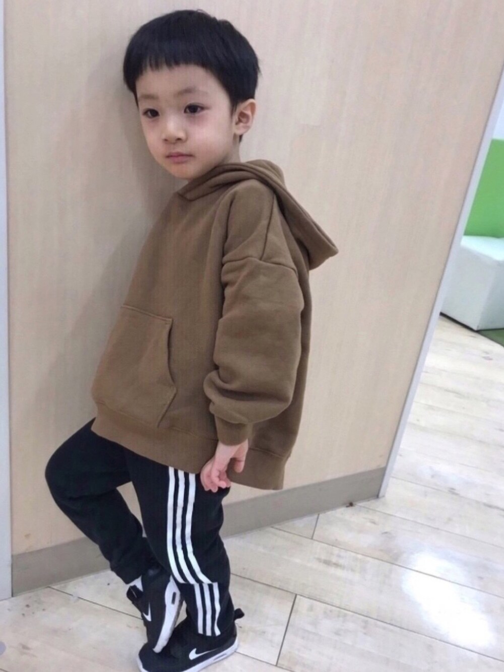 ブラウン系のパーカー、ベージュ系のTシャツ/カットソー、ブラック系のジャージを着用したキッズの秋コーディネートの1枚目の写真