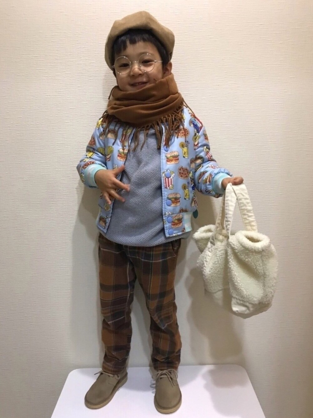 ブルー系のブルゾン、ブルー系のニット/セーター、イエロー系のその他パンツを着用したキッズの冬コーディネートの1枚目の写真