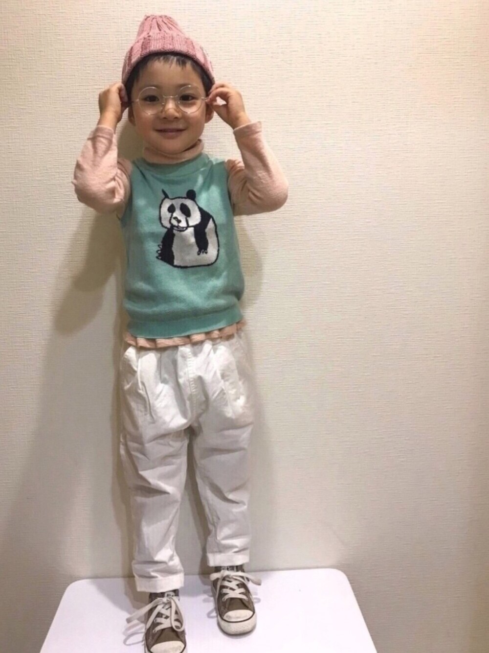 グリーン系のニット/セーター、ピンク系のTシャツ/カットソー、ホワイト系のその他パンツを着用したキッズの春コーディネートの1枚目の写真