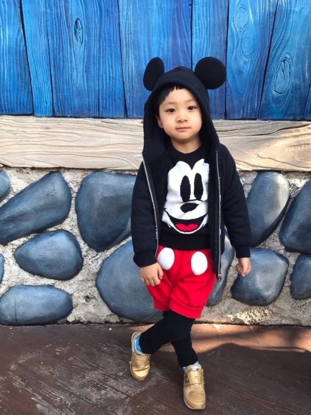 ブラック系のニット/セーター、レッド系のパンツ、ブラック系のパーカーを着用したキッズの春コーディネートの1枚目の写真