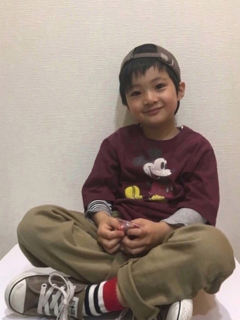 レッド系のTシャツ/カットソー、ホワイト系のTシャツ/カットソー、ベージュ系のパンツを着用したキッズの春コーディネートの1枚目の写真