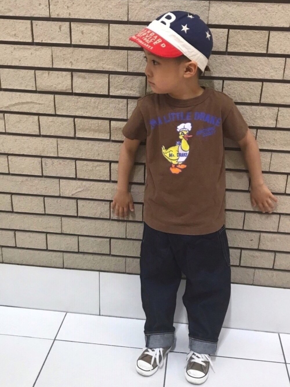 ブラウン系のTシャツ/カットソー、ブルー系のデニムパンツ、ブラウン系のスニーカーを着用したキッズの夏コーディネートの1枚目の写真