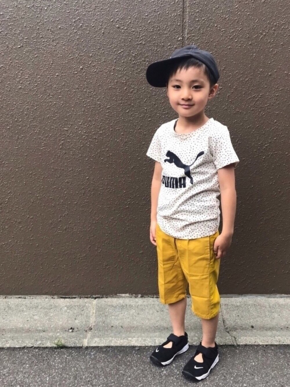 ベージュ系のTシャツ/カットソー、イエロー系のその他パンツ、ブラック系のスニーカーを着用したキッズの夏コーディネートの1枚目の写真