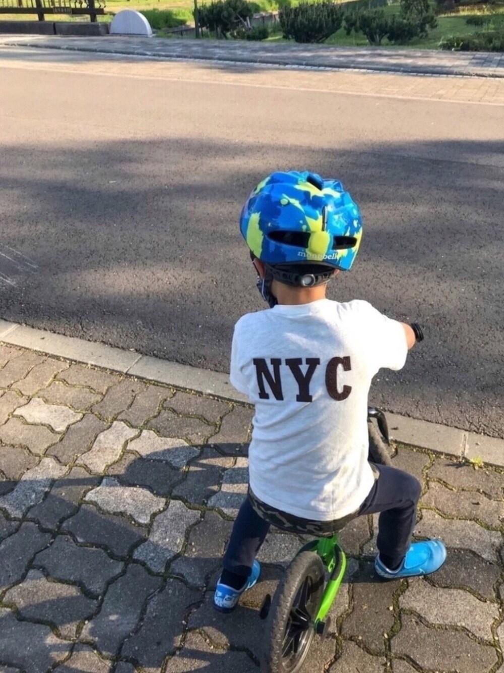 ホワイト系のTシャツ/カットソー、ブラック系のパンツ、ブルー系のシューズを着用したキッズの夏コーディネートの1枚目の写真