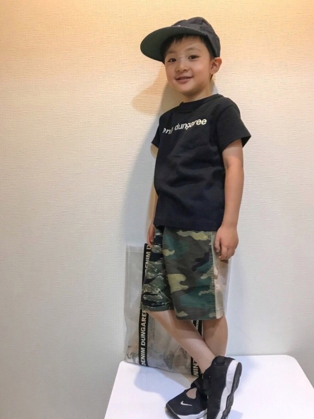 ブラック系のTシャツ/カットソー、グリーン系のその他パンツ、ブラック系のスニーカーを着用したキッズの夏コーディネートの1枚目の写真