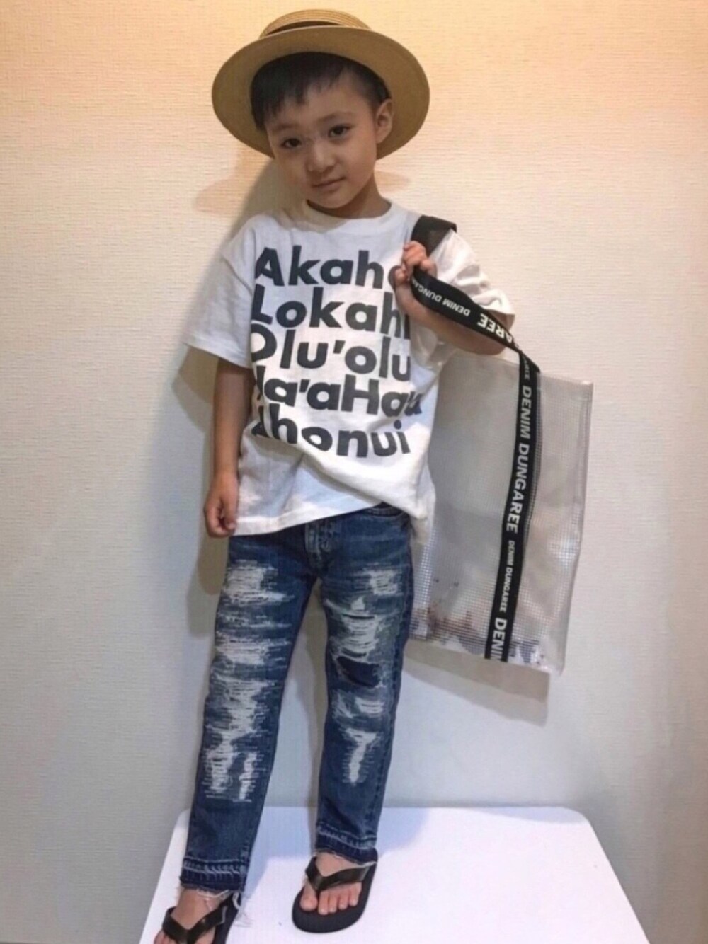 ホワイト系のTシャツ/カットソー、ブルー系のデニムパンツ、ブラック系のサンダルを着用したキッズの夏コーディネートの1枚目の写真