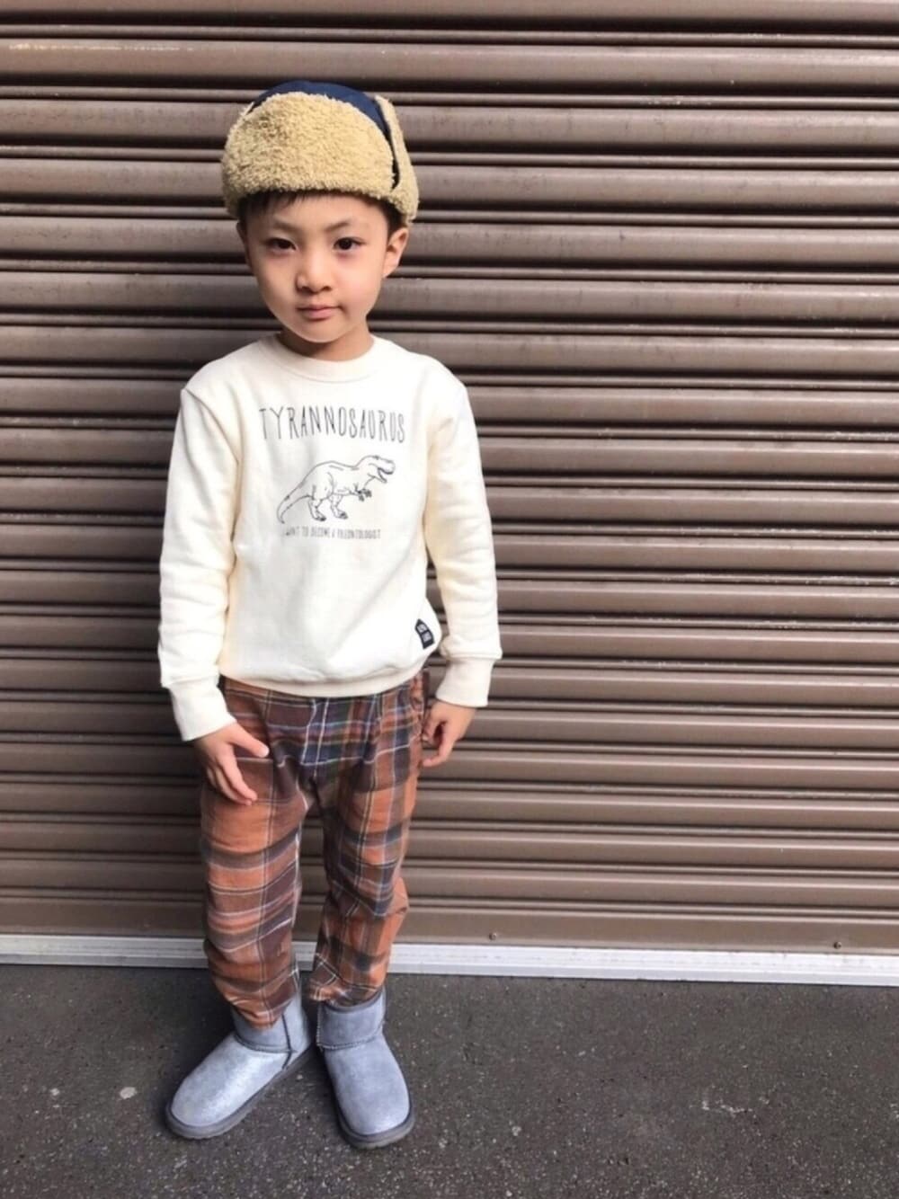 ホワイト系のスウェット、イエロー系のその他パンツ、グレー系のブーツを着用したキッズの秋コーディネートの1枚目の写真