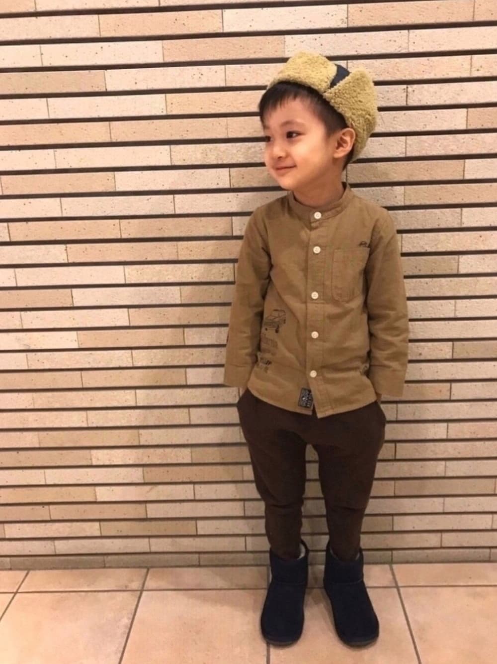 ベージュ系のシャツ/ブラウス、ブラウン系のその他パンツ、ブルー系のブーツを着用したキッズの冬コーディネートの1枚目の写真