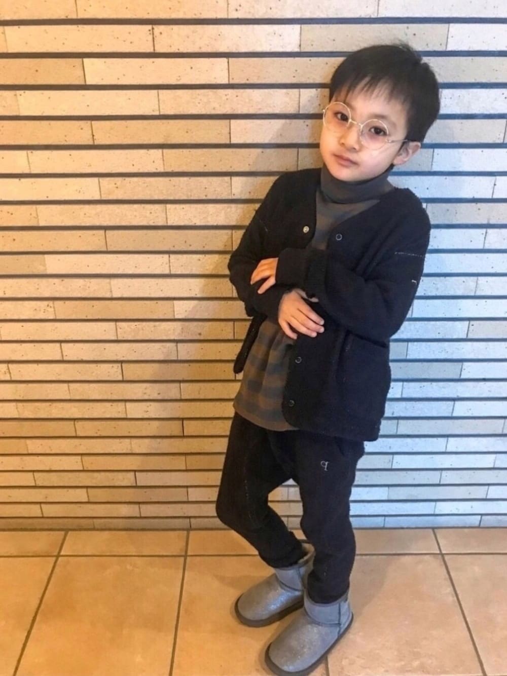 ブルー系のカーディガン/ボレロ、ブラウン系のTシャツ/カットソー、ブルー系のその他パンツを着用したキッズの冬コーディネートの1枚目の写真