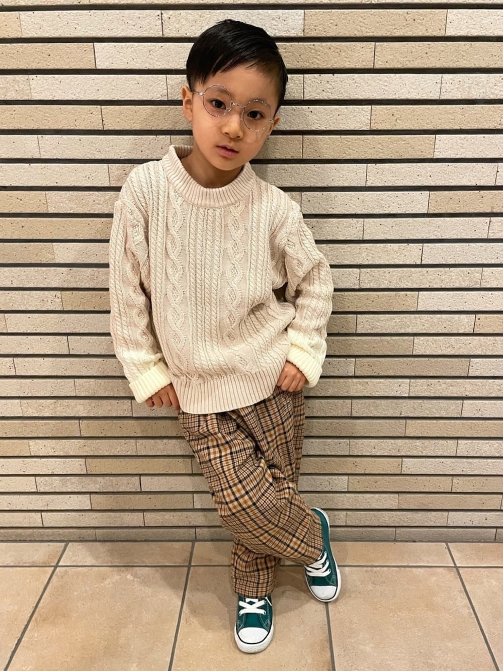 ホワイト系のニット/セーター、ブルー系のその他パンツ、グリーン系のスニーカーを着用したキッズの冬コーディネートの1枚目の写真