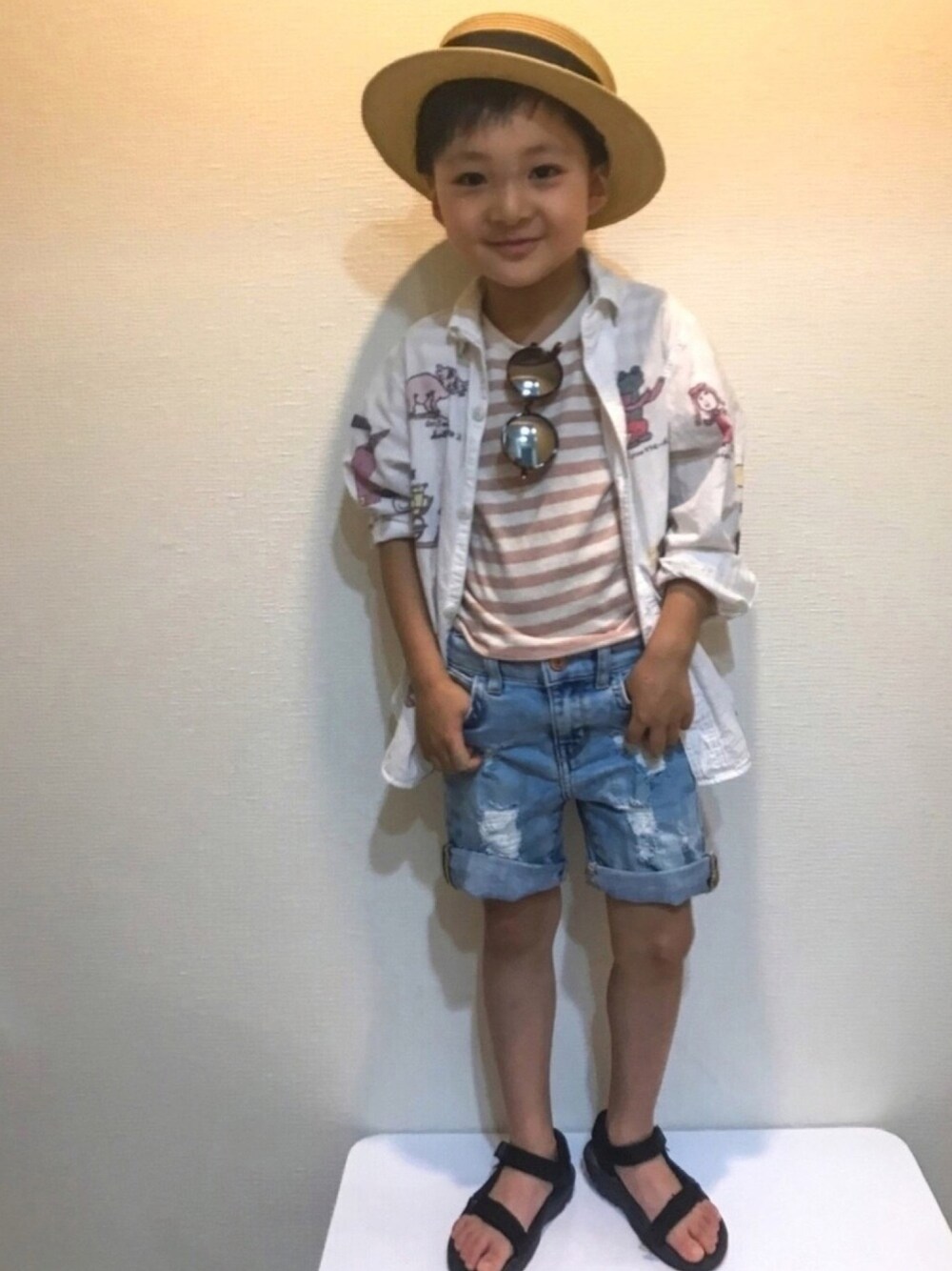 ホワイト系のシャツ/ブラウス、ピンク系のTシャツ/カットソー、ブルー系のパンツを着用したキッズの夏コーディネートの1枚目の写真
