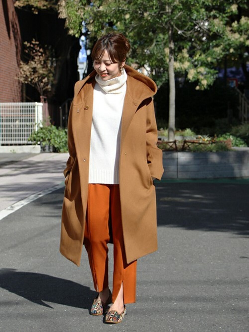 イエロー系のその他アウター、ホワイト系のニット/セーター、オレンジ系のその他パンツを着用したレディースの秋コーディネートの1枚目の写真
