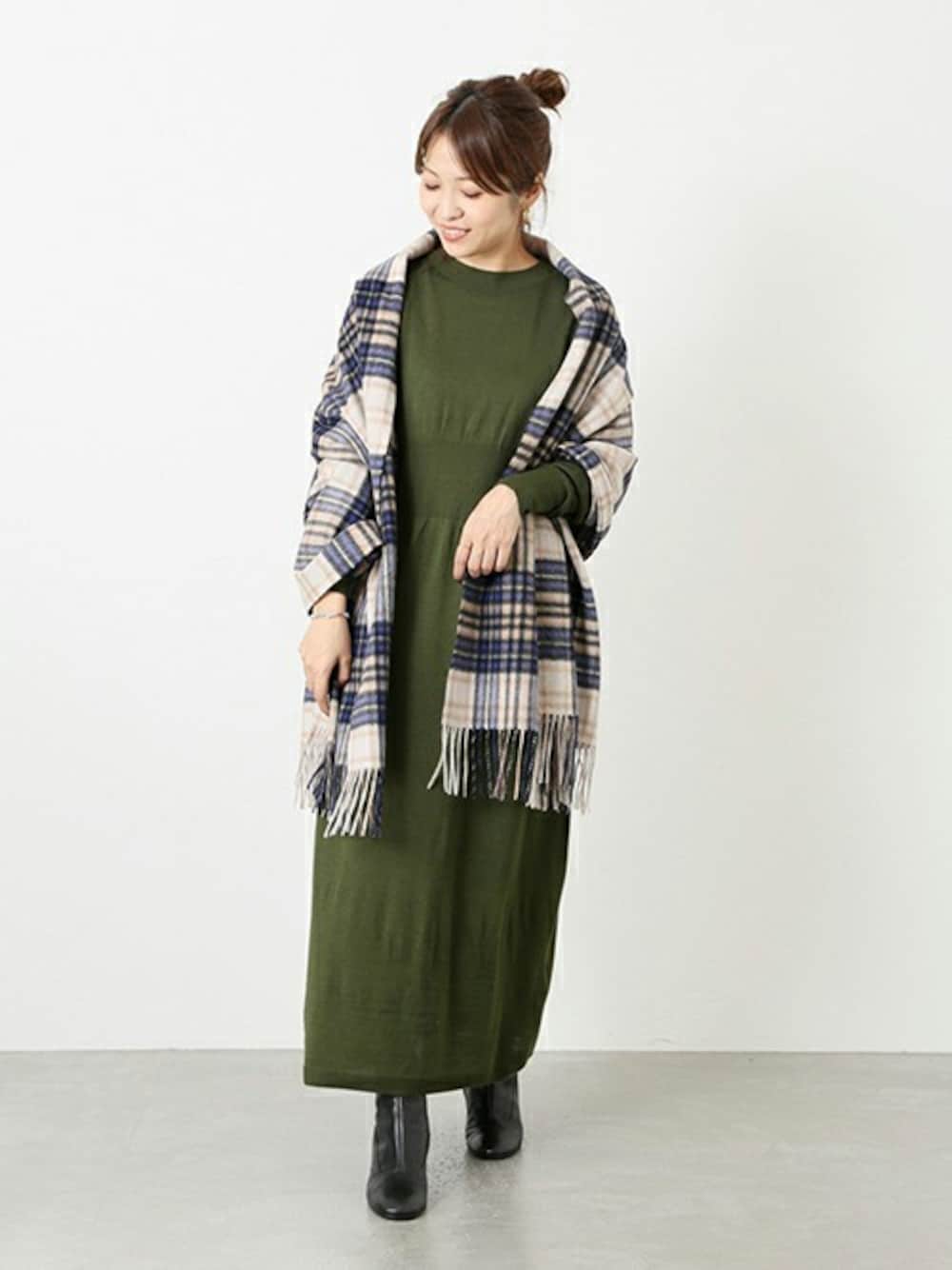 グリーン系のワンピース、ブルー系のストール/ショールを着用したレディースの冬コーディネートの1枚目の写真