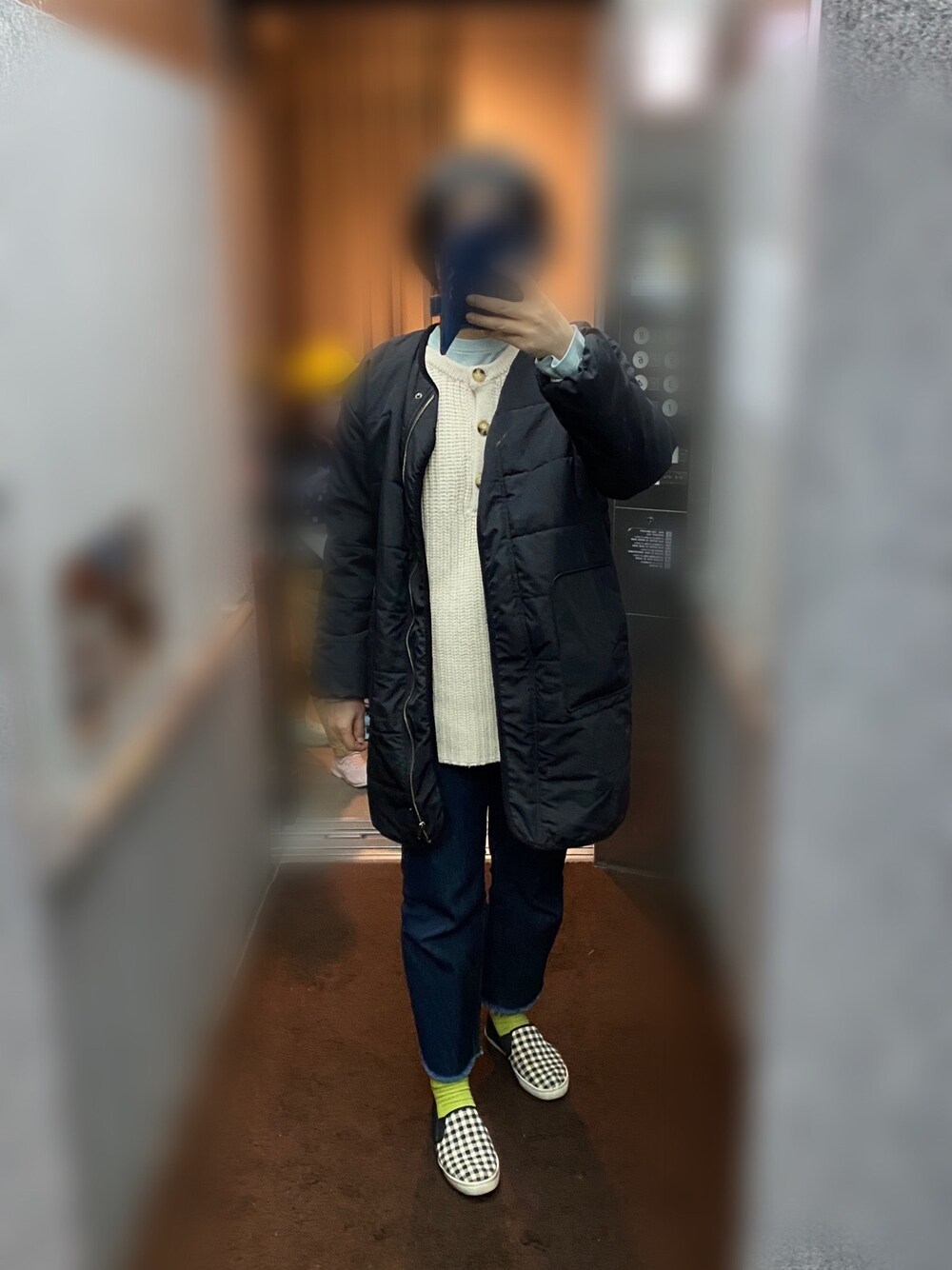 ブラック系のその他アウター、ブルー系のデニムパンツ、ホワイト系のニット/セーターを着用したレディースの冬コーディネートの1枚目の写真