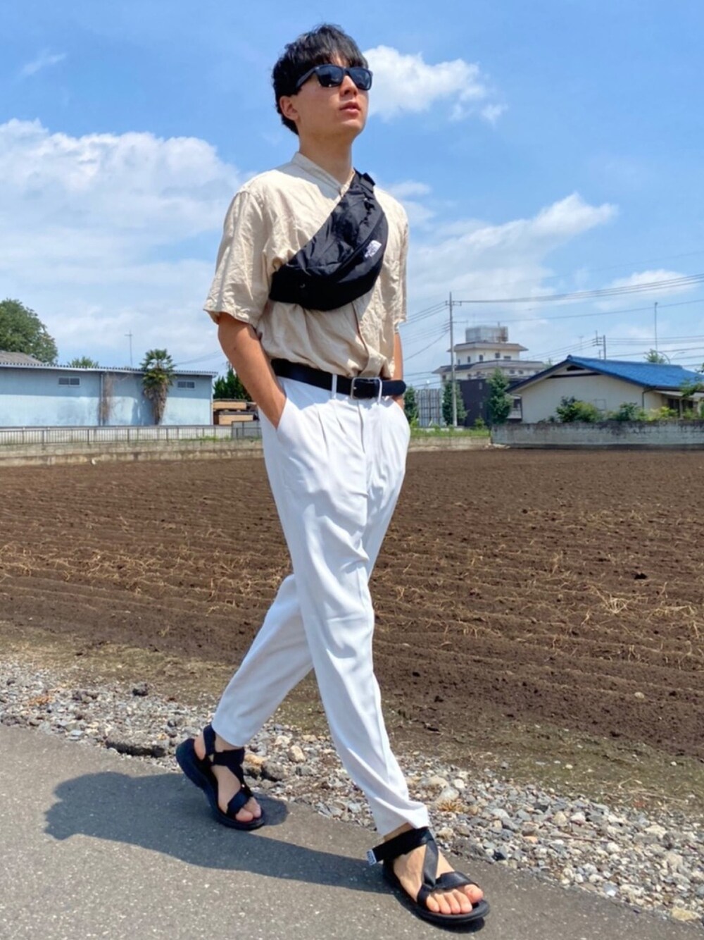 「ユニクロ、白コーデ、白パンツ、夏コーデ」｜「UNIQLOのアイテム（スラックス、ホワイト系）」を使った、Kawashiiiさん（メンズ・177cm）の夏コーディネートの1枚目の写真
