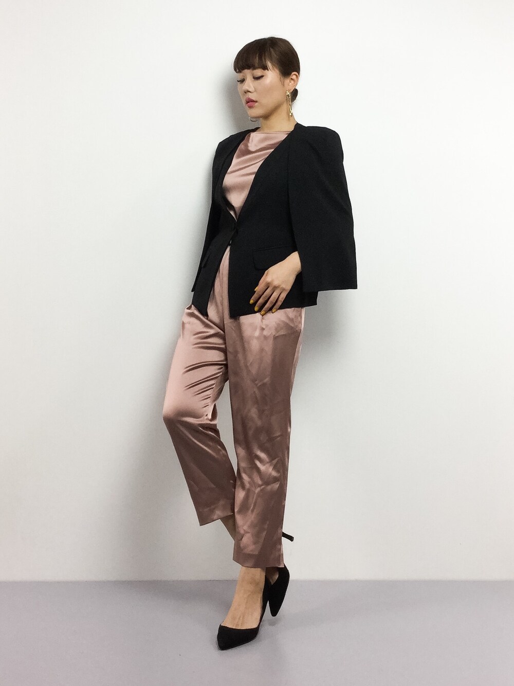 黒田デビーさんの「スリット袖ポケット付きワンボタンマント風ジレジャケット（moca couture）」を使ったコーディネート