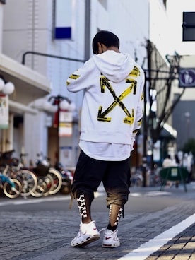 「OFF-WHITE」｜「アイテム（パーカー）」を使った、まことさん（メンズ・172cm）の秋コーディネート