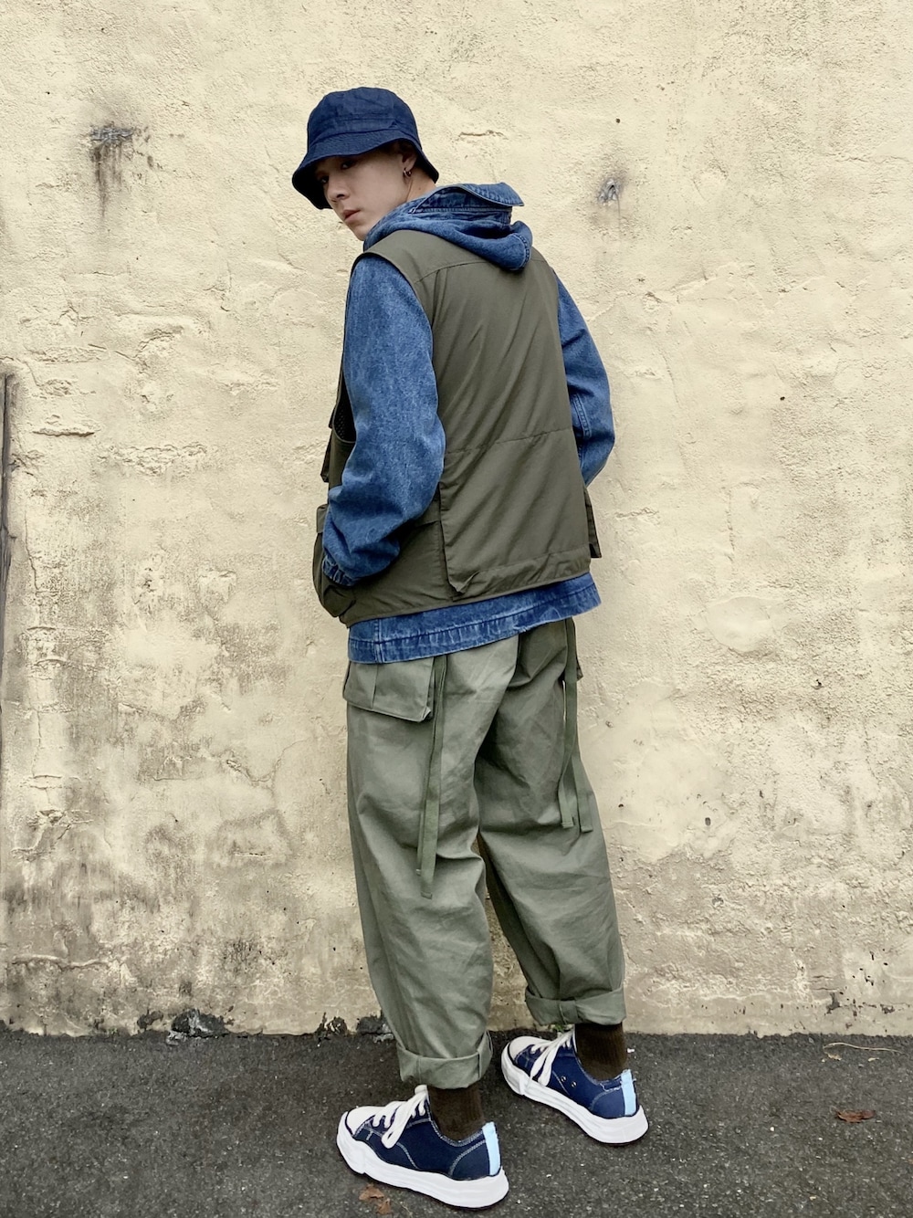 「ootd、今日のコーデ、コーディネート、街頭穿搭、工裝褲、穿搭、休閒、日系極簡、古着MIX、漁夫帽」｜「MIHARAのアイテム（シューズ、ブルー系）」を使った、wesily_weiさん（メンズ・174cm）の冬コーディネートの1枚目の写真