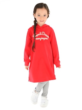 「Moujonjon（ムージョンジョン）の<日本製＞裏毛チェーン刺繍ワンピース（ワンピース、レッド系）」を使った、mrtk2558さん（キッズ）の冬コーディネート