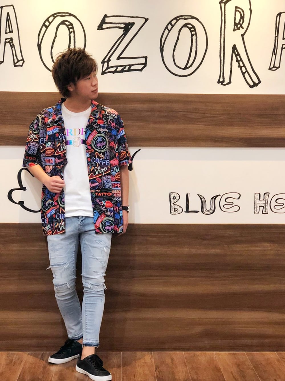 「おしゃれさんと繋がりたい、夏コーデ、柄シャツ、柄物、開襟シャツ、オーバーシャツ、ライトブルーデニム、ライトブルー、スキニーデニム、黒スニーカー」｜「ATTIのネオンサイン総柄シャツ（シャツ/ブラウス、ブラック系）」を使った、ふっくさん（メンズ・173cm）の夏コーディネートの1枚目の写真