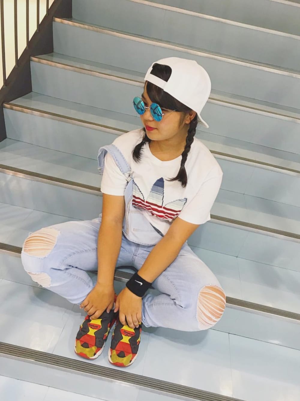 「ストリート、NIKE、adidas、リーボック(Reebok)、ポンプフューリー、サングラス、サロペット」｜「adidasのアイテム（Tシャツ/カットソー、ホワイト系）」を使った、tomi🚀さん（レディース・150cm）の秋コーディネートの1枚目の写真
