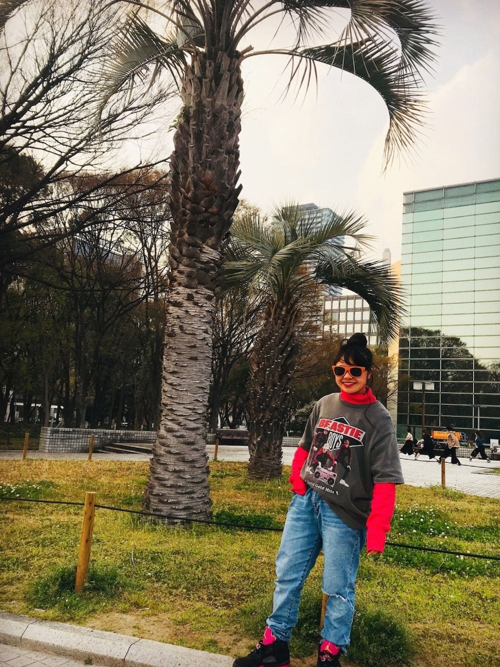 「休日スタイル、ootd、AIR JORDAN、ジーンズ、タートルネック、重ね着、ストリート、ラフ、春コーデ、古着」｜「ROPE' PICNICのボリュームタートルネックプルオーバー（ニット/セーター、ピンク系）」を使った、tomi🚀さん（レディース・147cm）の春コーディネートの1枚目の写真