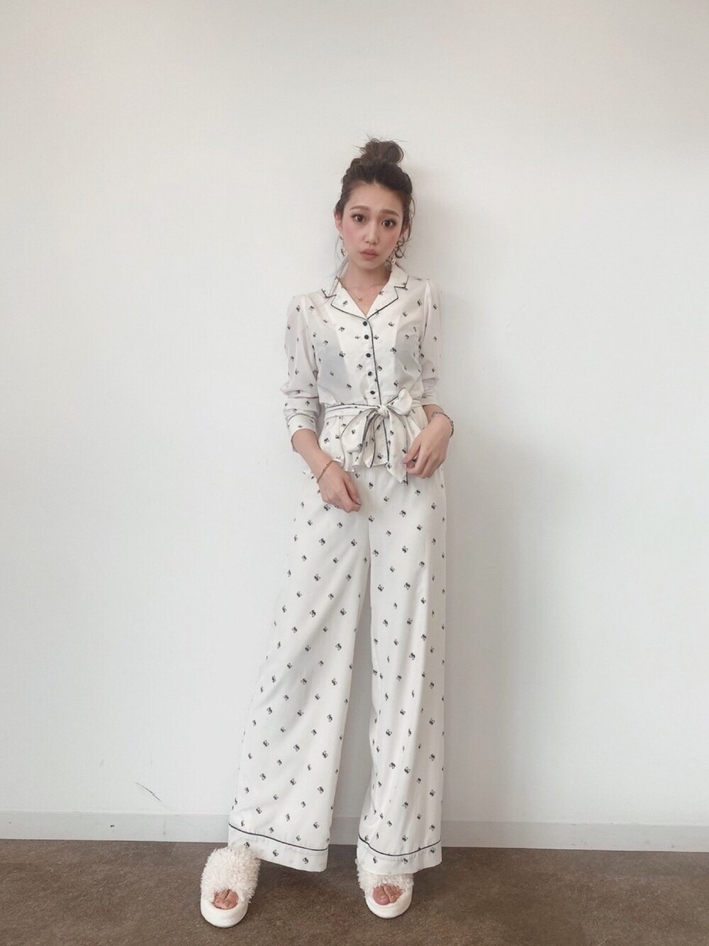 「楽チンコーデ、大人女子、おうちファッション、おうち時間、おうちスタイル、エイミーイストワール、eimy istoire」｜「eimy istoireのES monogram ルームウェア（ルームウェア/パジャマ、ホワイト系）」を使った、eimyistoireさん（レディース・165cm）の冬コーディネートの1枚目の写真