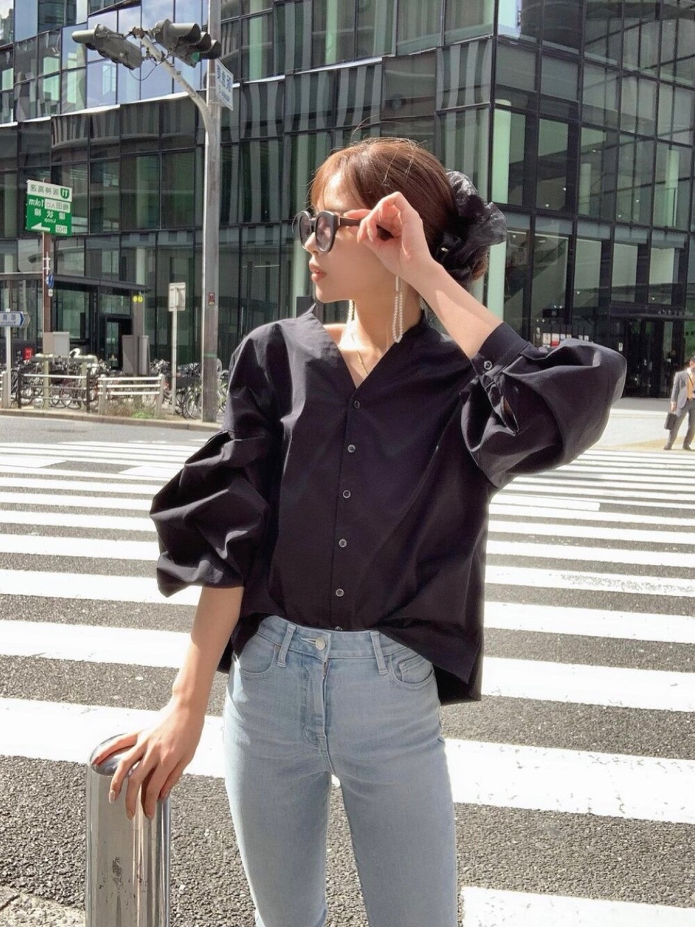 「シンプルコーデ、今日のコーデ、オトナカジュアル、春コーデ、大人コーデ、春カラースタイル、はるコーデ、カジュアル、eimy istoire、デニムパンツ」｜「eimy istoireのBig Scrunchie（シュシュ、ブラック系）」を使った、eimyistoireさん（レディース・164cm）の春コーディネートの1枚目の写真