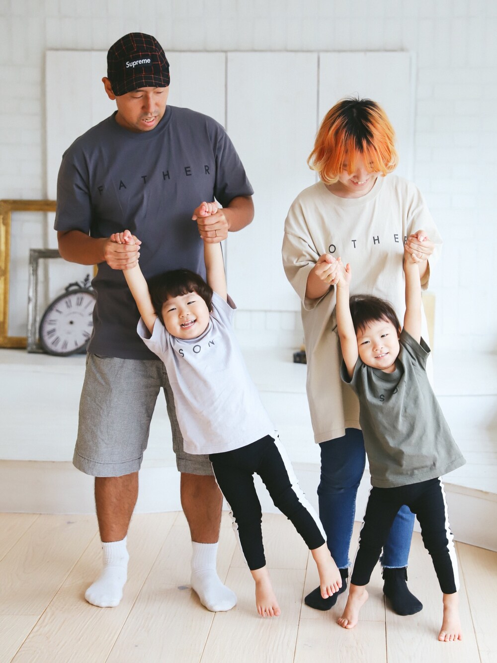 グレー系のTシャツ/カットソー、グレー系のTシャツ/カットソー、ブラック系のレギンス/スパッツを着用したキッズの夏コーディネートの1枚目の写真