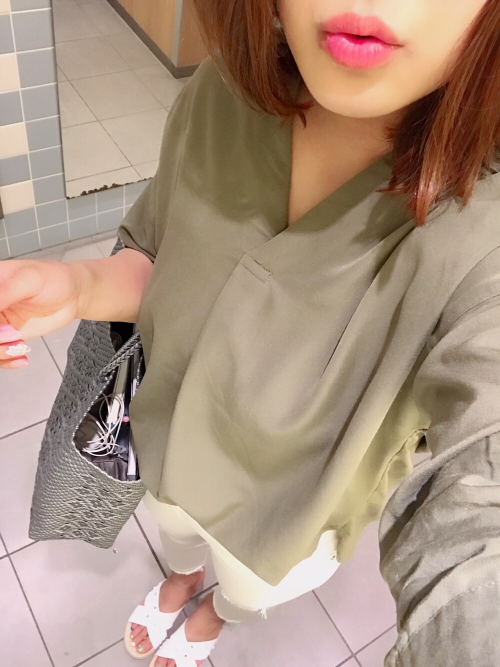 「シンプル、カジュアルコーデ、カーキー×ホワイト、デニム、サンダル」｜「ROSE BUDの[LIBERA]メルカドかごバッグM（トートバッグ、シルバー系）」を使った、myさん（レディース・160cm）の春コーディネートの1枚目の写真